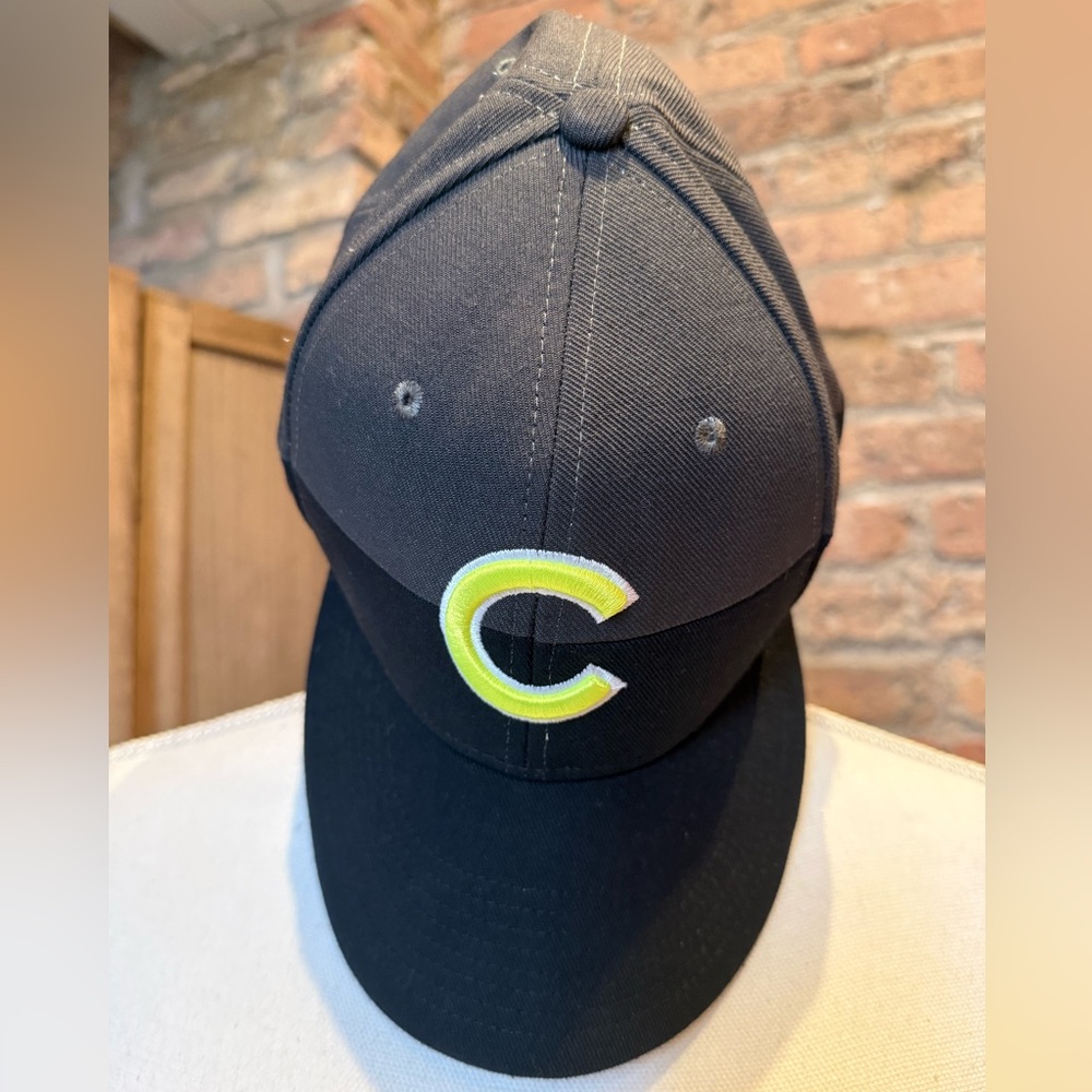 Nike True genuine MLB Chicago Cubs baseball cap.OS. Gray & black & neon green C.